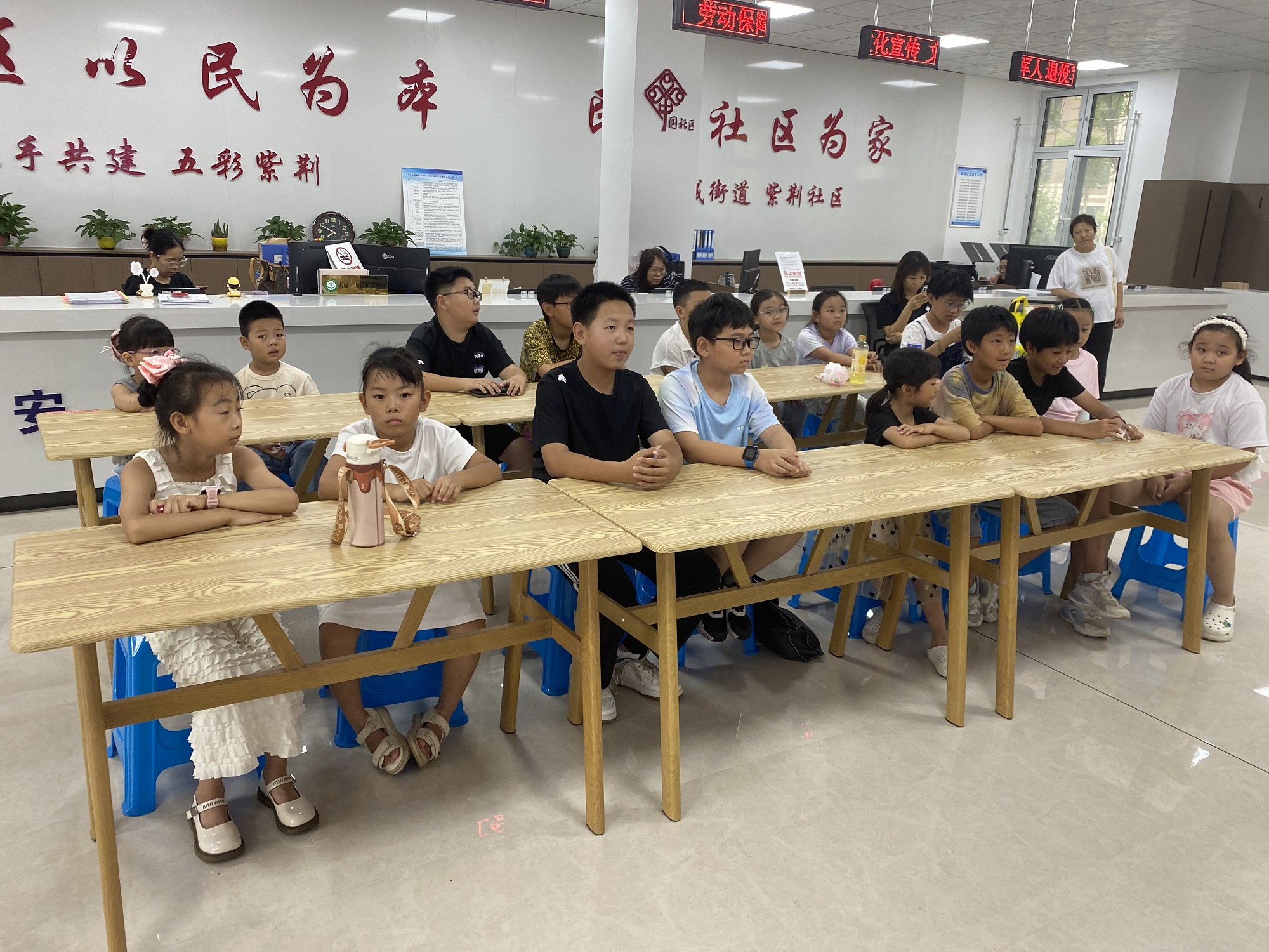 孩子們認真聆聽長征故事.jpg