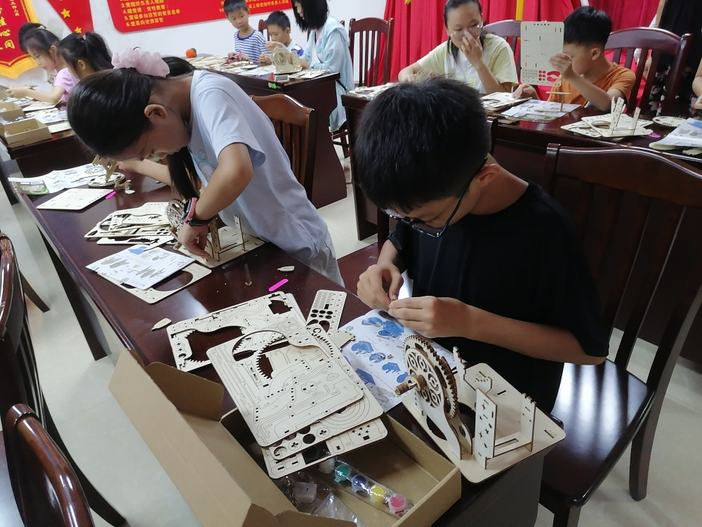 廣西柳州市魚峰區(qū)駕鶴街道桃源社區(qū)關(guān)工小組開展“巧搭榫卯軌道·玩轉(zhuǎn)滾珠軌跡”手工制作科普活動(dòng)2.jpg