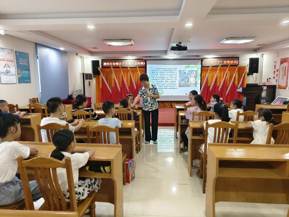 3、授課老師向青少年提問，讓青少年講述王二小的故事.jpg