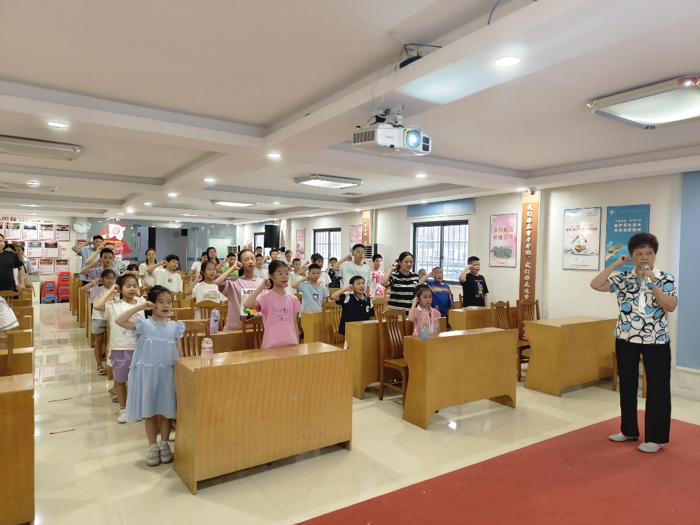 5、授課老師讓青少年及其家長全體起立，宣誓.jpg