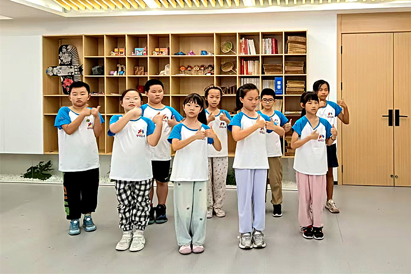 江蘇省南京市玄武區(qū)玄武湖街道櫻駝花園社區(qū)“愛心暑托班”圓滿結(jié)束(2).jpg
