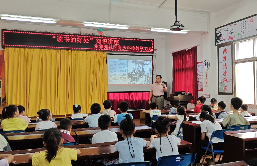 【傳承烽火精神  書香潤澤少年志】蔡爵銘主任給孩子們講述當年柳州抗日的歷史.jpg