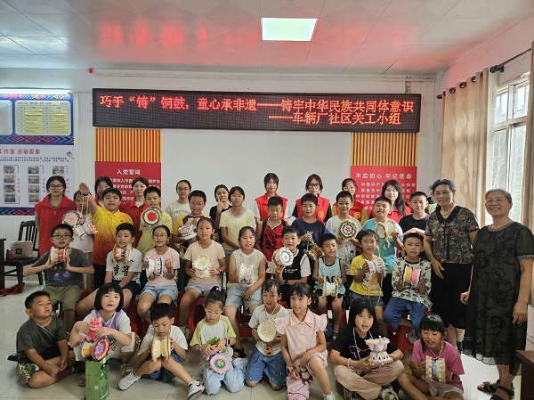 1 7月21日，柳南區鵝山街道車輛廠社區關工小組、開展“巧手‘鑄’銅鼓，童心承非遺”銅鼓手工制作活動3（押健梅）.jpg
