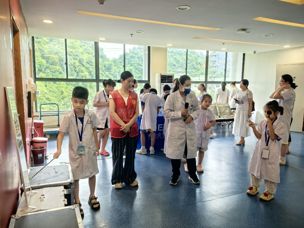 小醫(yī)生為同伴視力測試.jpg