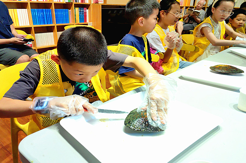 江蘇省南京市玄武區梅園新村街道梅園新村社區關工委組織青少年體驗非遺魅力(3).jpg