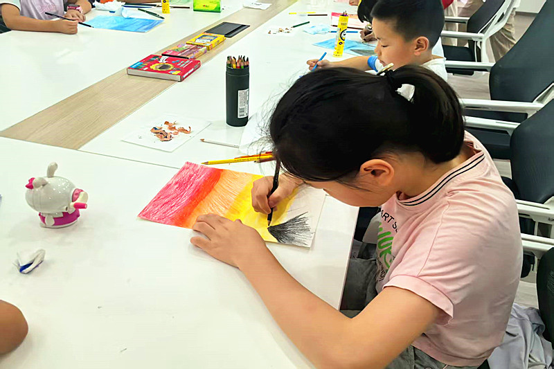 江蘇省南京市玄武區仙居雅苑社區關工委開展以“繪出心聲，療愈童心”為主題的少兒繪畫活動(3).jpg