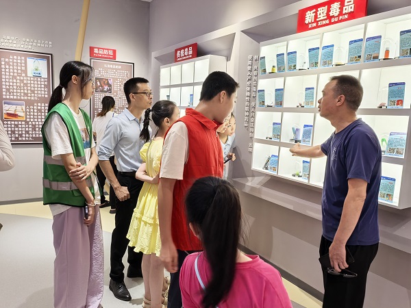 7月25日，柳南區河西街道柳工社區關工小組、新時代文明實踐組織轄區青少年和家長前往柳南區禁毒教育基地開展禁毒研學活動1（玉靖云）.jpg
