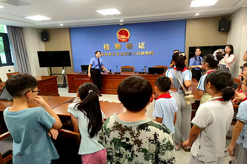 玄武湖街道青少年“法治夏令營活動”走進檢察院, 開啟普法新體驗(5).jpg