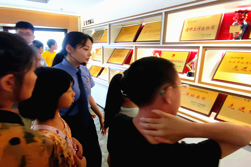 玄武湖街道青少年“法治夏令營活動”走進檢察院, 開啟普法新體驗(6).jpg