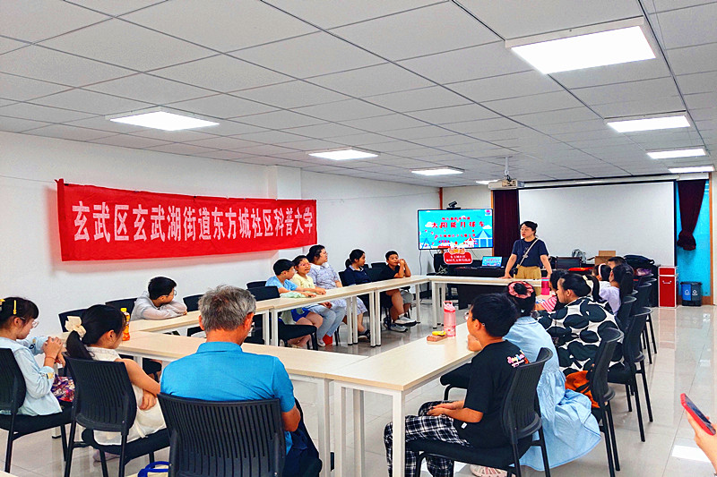 江蘇省南京市玄武區玄武湖街道東方城社區舉辦“童心探月?筑夢航天”月球車手工制作活動(1).jpg