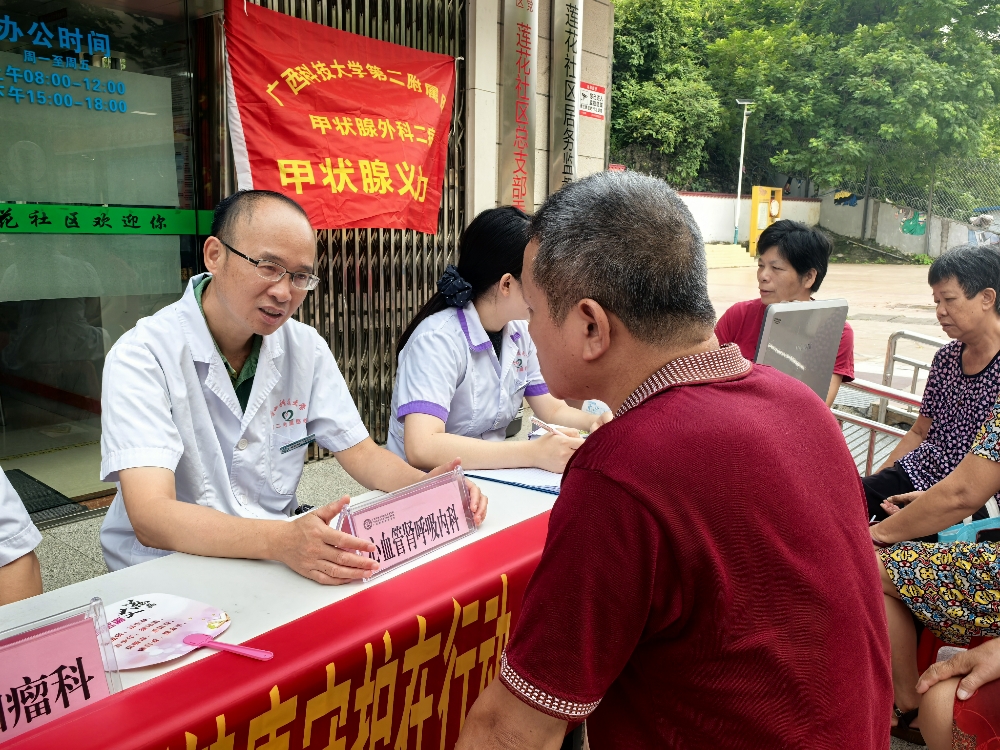 活動現場，醫務人員在向群眾耐心解答內科護理知識.jpg