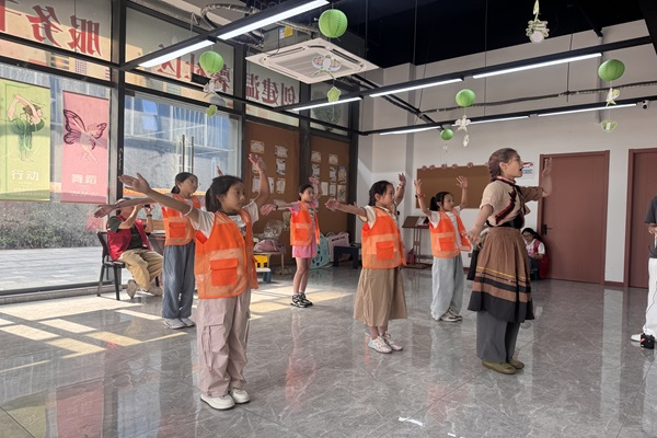 江陵街道關工委：假日學校里的少數民族老師3.png