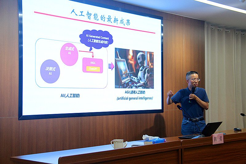 玄武區關工委聯合老干部局舉辦“人工智能與大模型”科普講座，為“五老”打開科技新窗(6).jpg