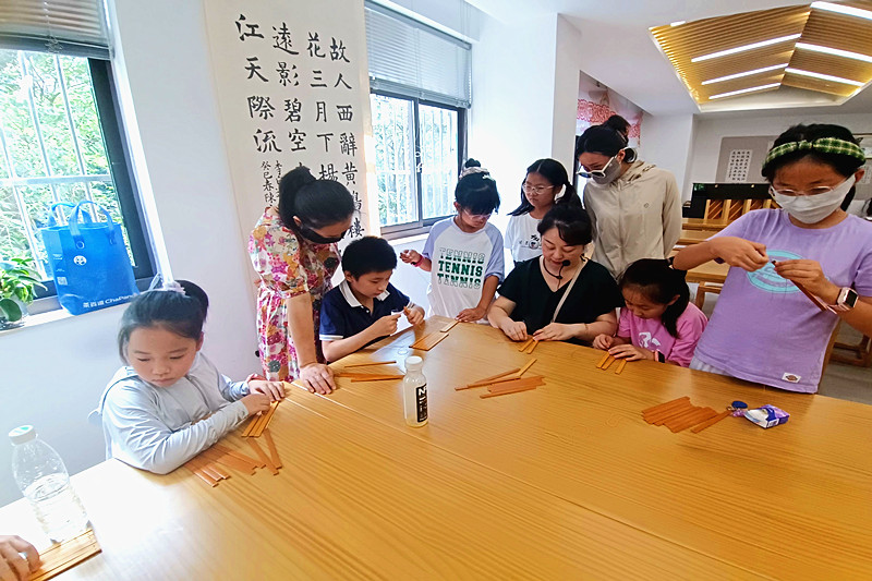 江蘇省南京市玄武區玄武湖街道櫻駝花園社區開展“非遺竹簡傳家風”青少年手工體驗活動(2).jpg
