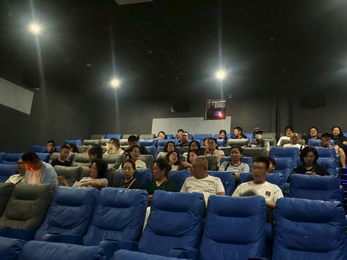 二紡關(guān)工小組觀看南京照相館1_副本.jpg