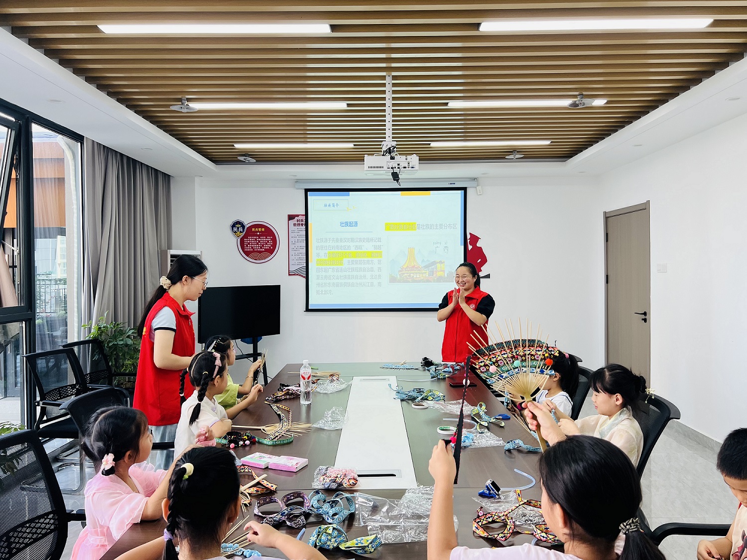社區志愿者為孩子們介紹壯族文化知識 2.jpg