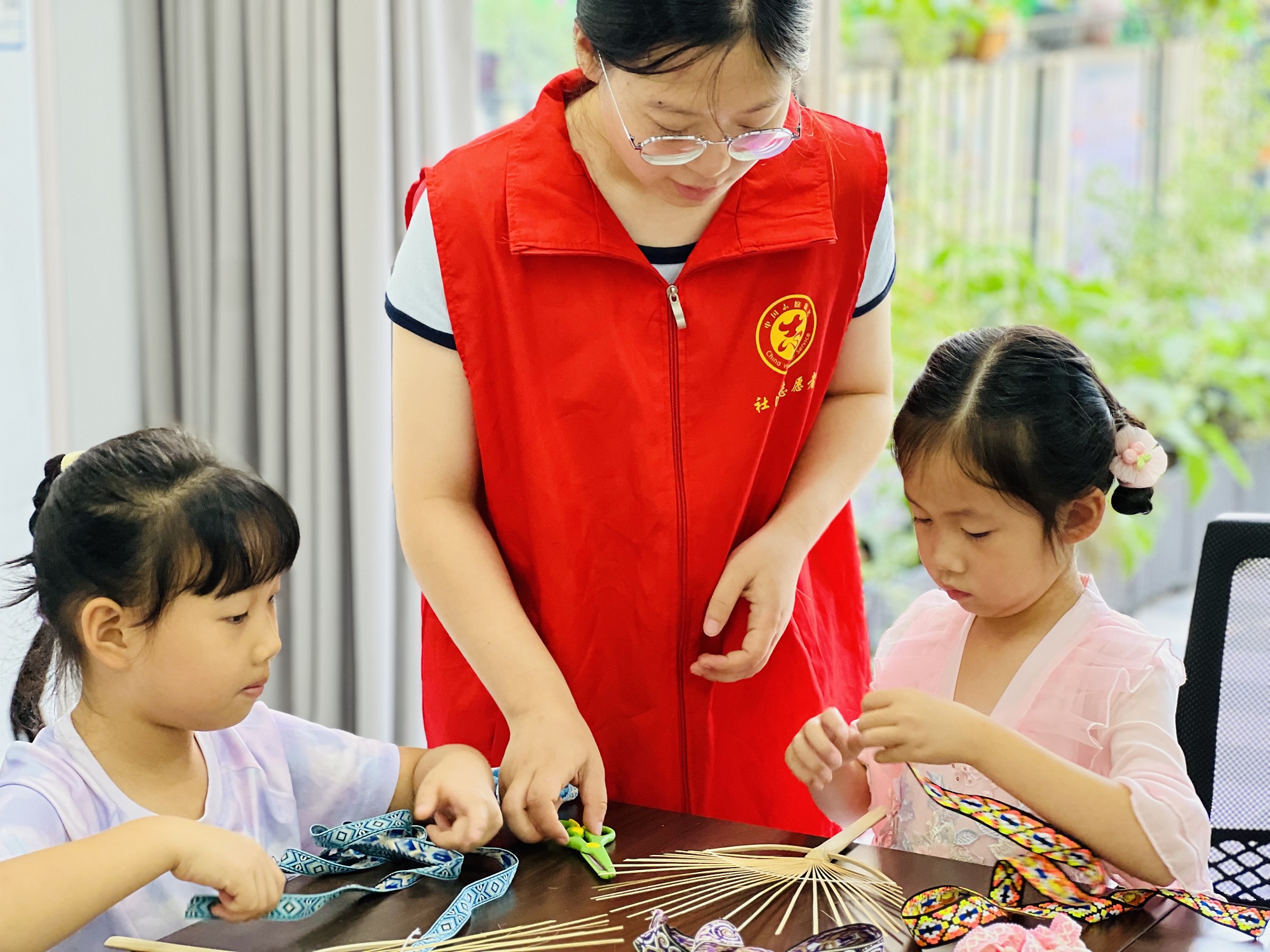 孩子們動手制作壯錦扇 2.jpg