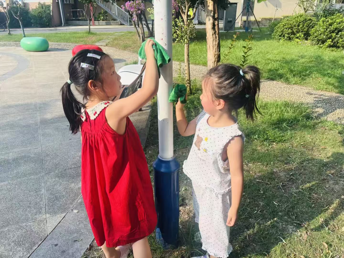 孩子們認真清潔小區公共設施2.jpg
