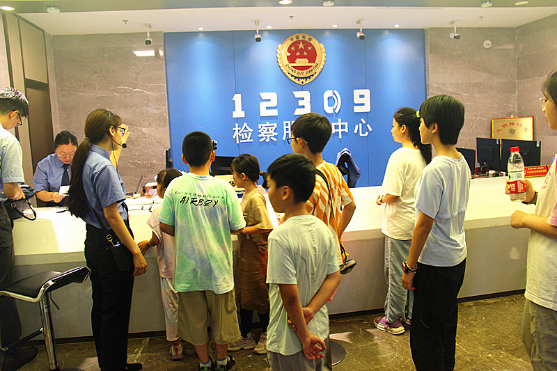 江蘇省南京市玄武區檢察院聯合開展“法治夏令營”活動，為青少年播撒法治種子(2).jpg