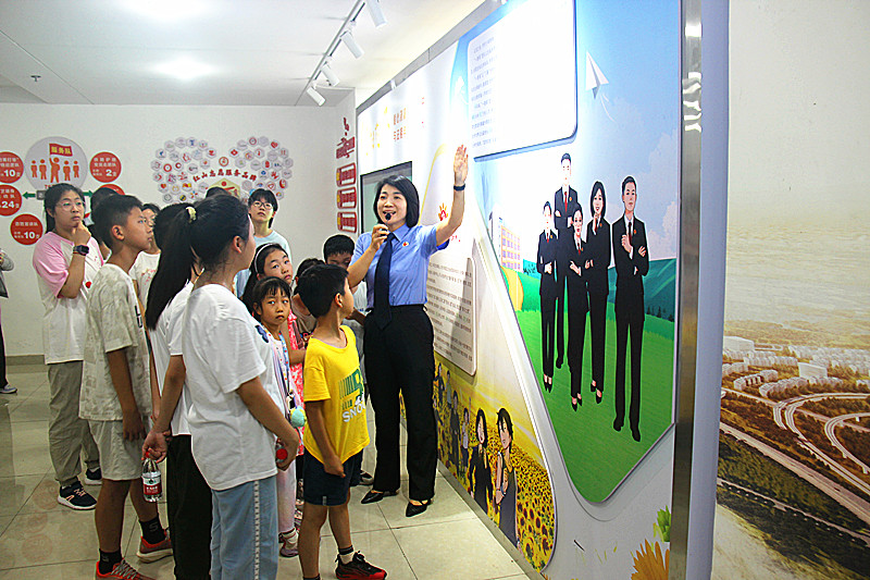江蘇省南京市玄武區檢察院聯合開展“法治夏令營”活動，為青少年播撒法治種子(4).jpg