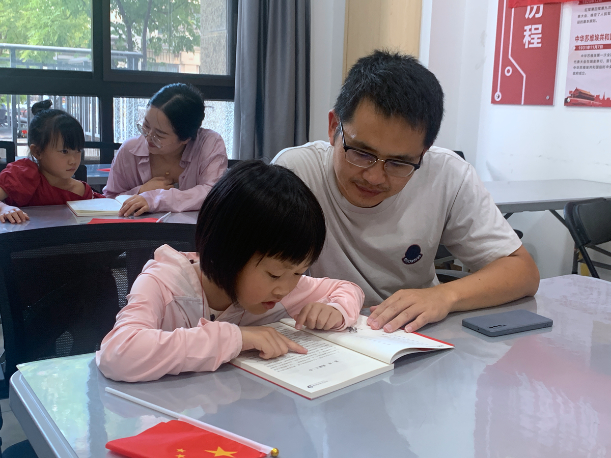 1_寧波市鎮海區：九龍湖鎮河源社區關工委開展“走讀紅色歷史，共誦家國情懷”親子黨史閱讀活動2_副本.jpg