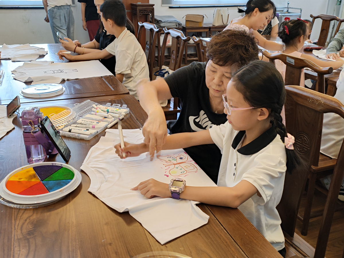 20250814駱駝街道南一社區關工委：感恩肚皮彩繪T恤4_副本.jpg