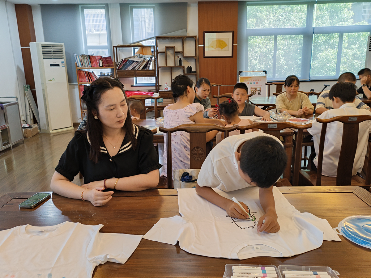 20250814駱駝街道南一社區關工委：感恩肚皮彩繪T恤3_副本.jpg