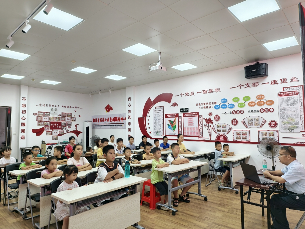 學生認真聽課.jpg