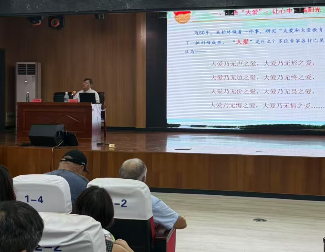 3.8月15日下午，江蘇泰州市高新高港區許莊街道黨工委舉辦“我是黨員，頭陣有我”黨員主題培訓班，街道機關及各村（社區）300多名黨員干部參加。在“理論引航”環節，區關工委副秘書長、市教育系統老教師講師團成員、省關心下一代先進工作者張振余應邀主講。.jpg