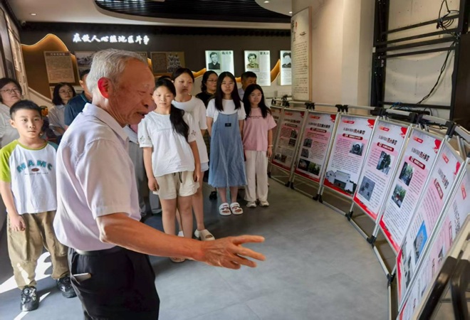 銘記歷史守初心——吳江區委老干部局組織“老青小”共同開展紀念抗戰勝利80周年主題活動--.jpg