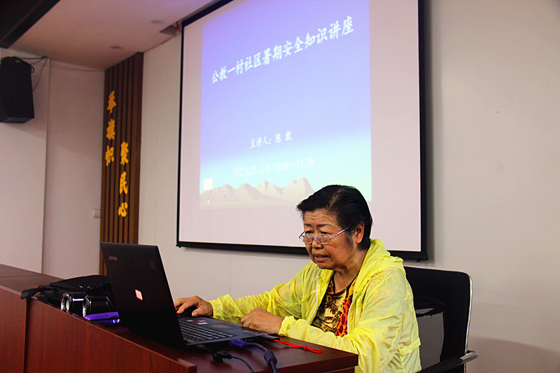 江蘇省南京市玄武區(qū)關(guān)工委“五老”科技顧問老師走進(jìn)社區(qū)開展“DIY火警報(bào)警器”制作實(shí)驗(yàn)活動(dòng)(1).jpg
