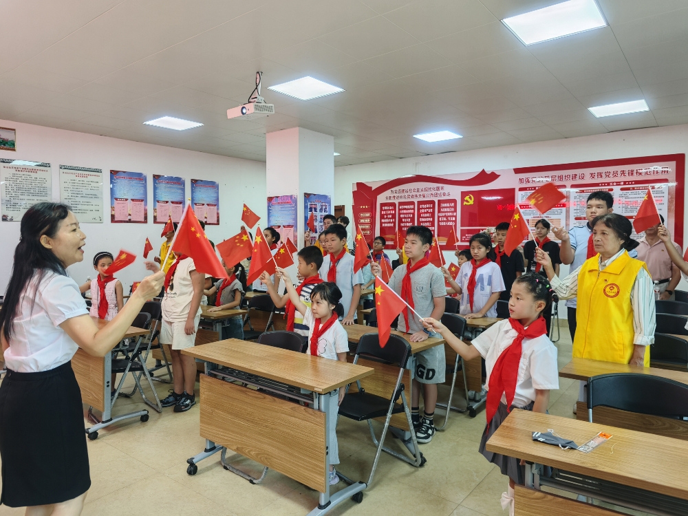 大家搖著紅旗合唱《歌唱祖國》.jpg
