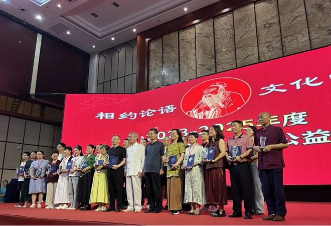 吳江區關工委榮獲中華傳統文化誦讀工程“全國先進集體”2--全國組委會為江蘇頒獎.jpg