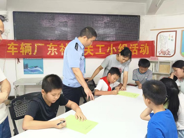 8月5日，柳南區鵝山街道車輛廠東社區關工小組聯合鵝山派出所開展“青春無毒 向陽而生”暑期禁毒宣傳教育課（李海雪）.jpg