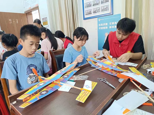 8月1日，柳南區鵝山街道永前南社區關工小組校外學習站開展“飛翼匠心，致敬八一”親子手工制作活動2（覃靜）.jpg