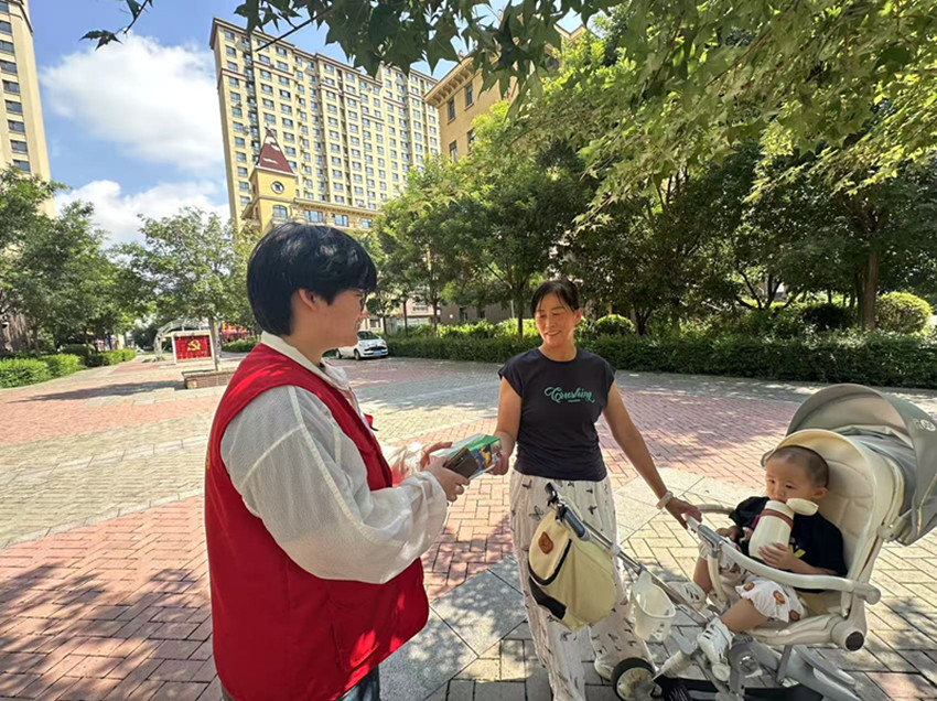 元寶山區西城街道御龍灣社區關工委“青春點亮社區，小志愿者助力家園”活動照片2_副本.jpg