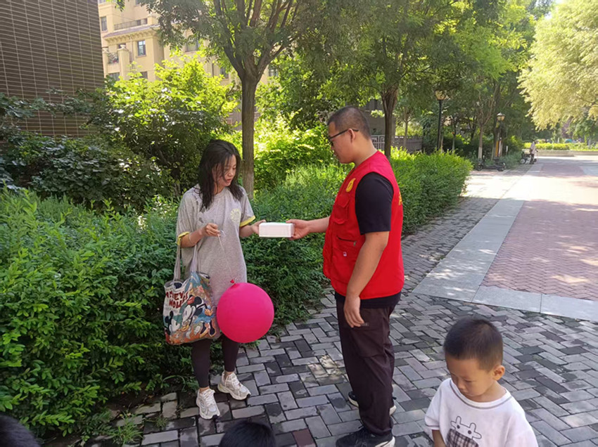 元寶山區西城街道御龍灣社區關工委“青春點亮社區，小志愿者助力家園”活動照片3_副本.jpg