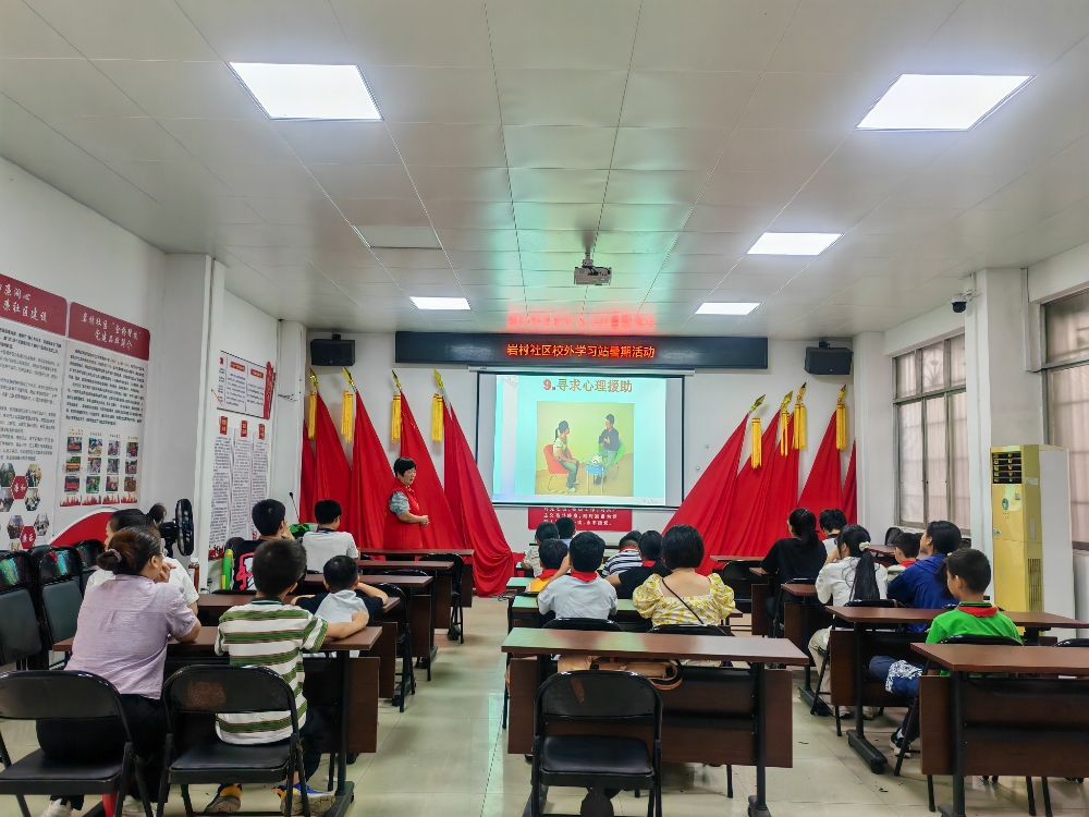 彭麗華老師向青少年授課畫面.jpg