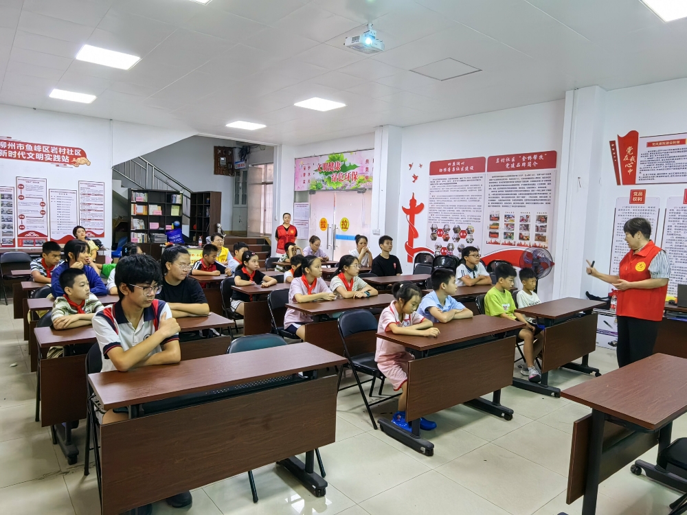 青少年認真聆聽老師授課.jpg
