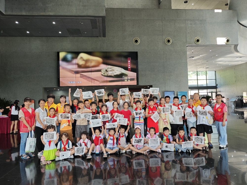 【拓印七萬年文明密碼   萌娃白蓮洞探尋人類科技文明之源】展示自己的拓印成果.jpg