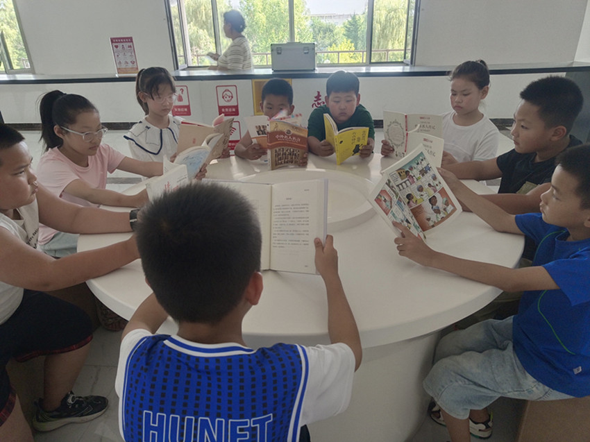 元寶山區云杉路街道元電社區開展暑期中小學生讀書活動照片2_副本.jpg