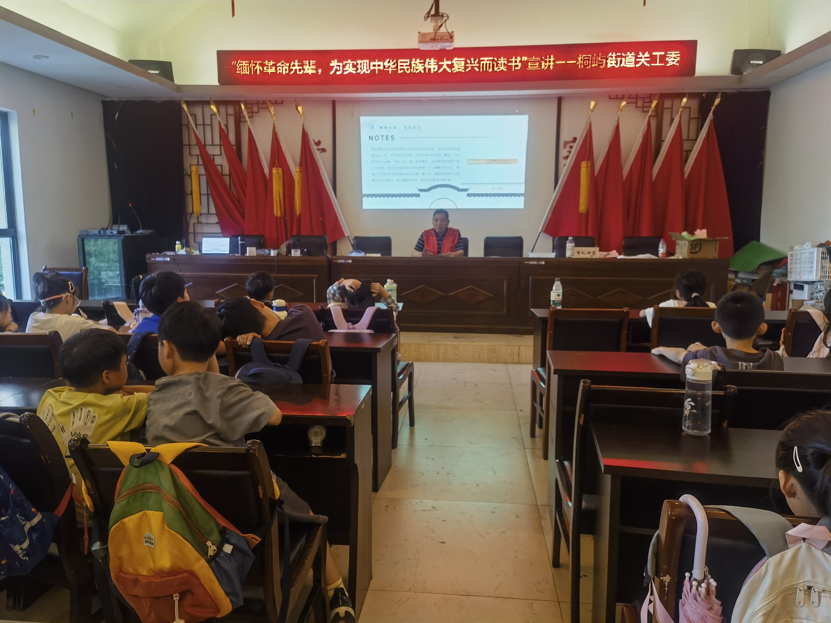 8月13日，桐嶼街道關(guān)工委在新保村黨群服務(wù)中心開展抗戰(zhàn)勝利暨世界反法西斯戰(zhàn)爭勝利80周年宣講活動。.jpg