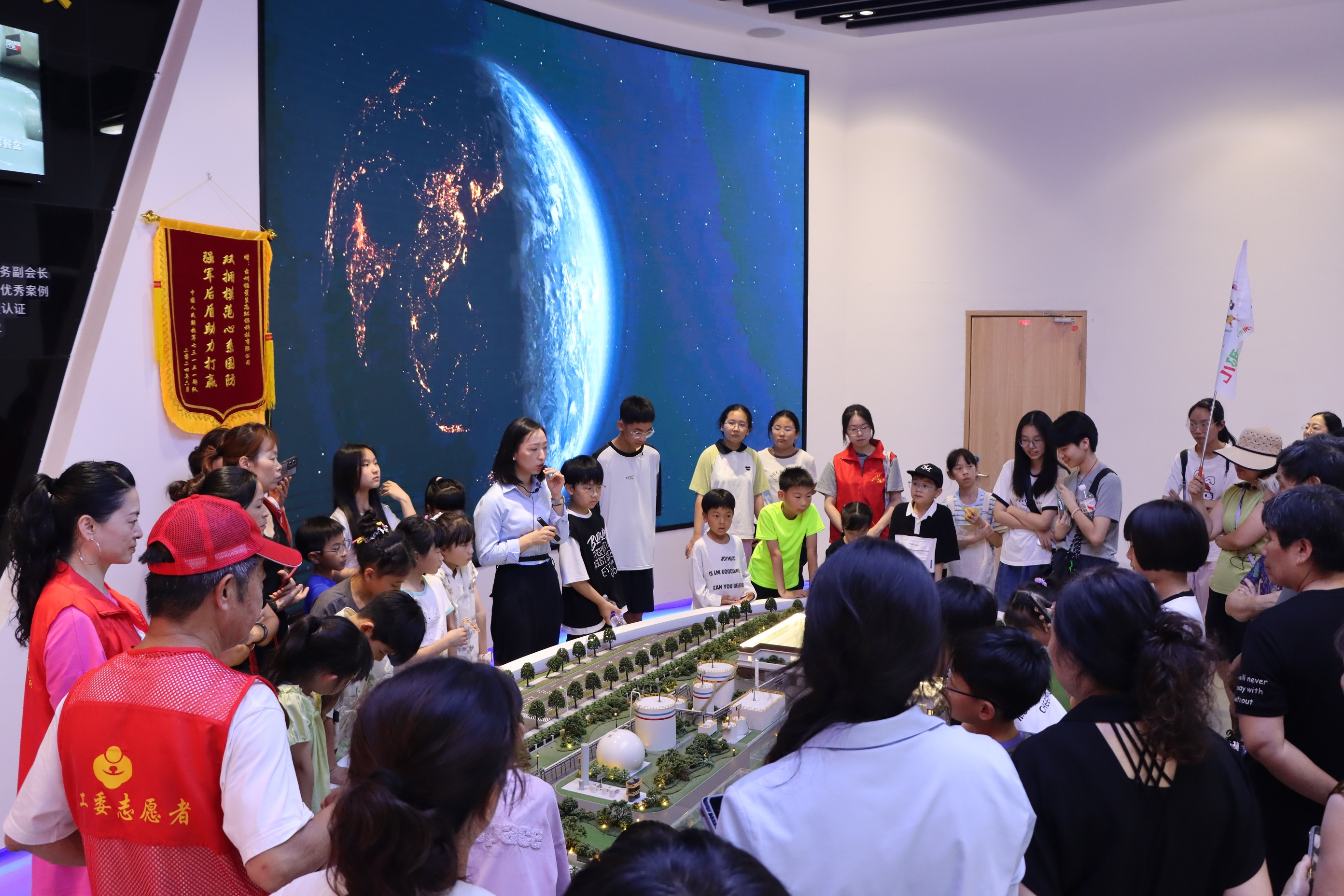 7月11日，路南街道關(guān)工委組織青少年到可回收物分揀中心、生活垃圾焚燒發(fā)電廠開展“垃圾去哪兒”主題研學(xué)活動。.jpg