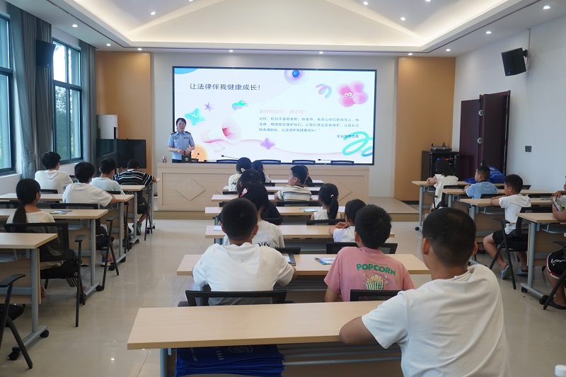 法潤(rùn)童心護(hù)成長(zhǎng)  共建和諧新家園 (2).jpg