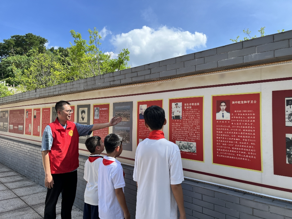 柳州市魚峰區(qū)晶遠(yuǎn)社區(qū)關(guān)工領(lǐng)導(dǎo)小組開展愛國主義教育暨征兵宣傳活動 (3).jpg