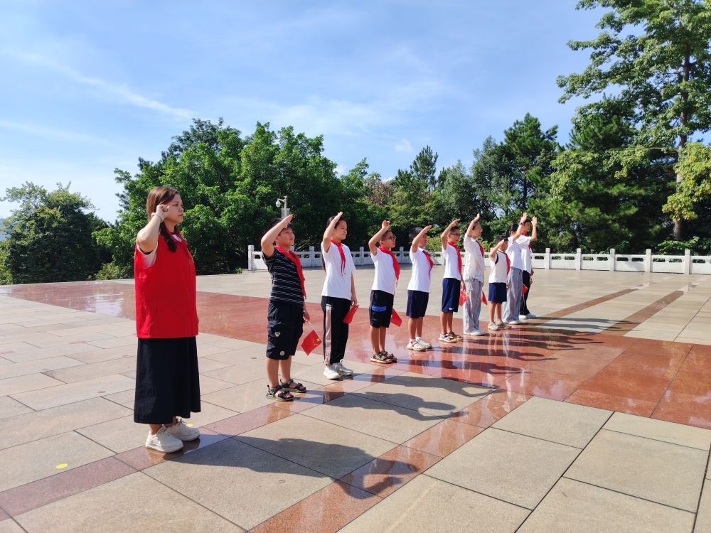 柳州市魚峰區(qū)晶遠(yuǎn)社區(qū)關(guān)工領(lǐng)導(dǎo)小組開展愛國主義教育暨征兵宣傳活動 (6).jpg