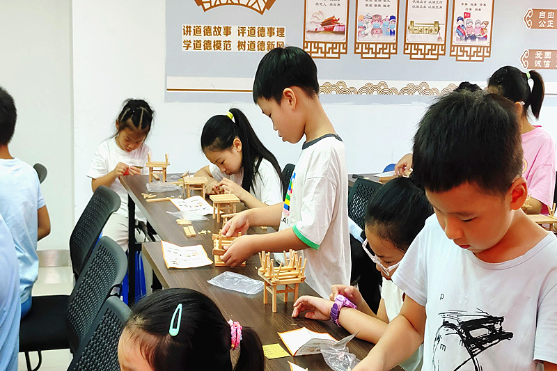 江蘇省南京市玄武區(qū)梅園新村街道大行宮社區(qū)關(guān)工委開展“榫卯筑夢 木藝生輝”活動(dòng)(1).jpg