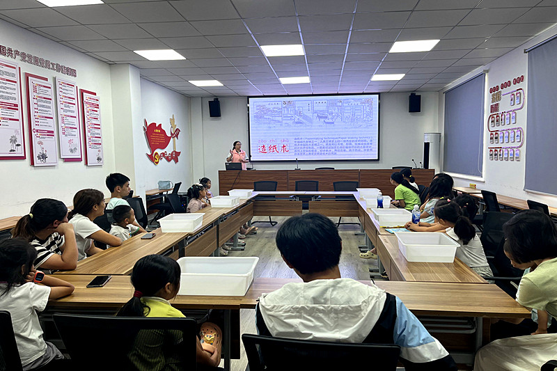 江蘇省南京市江北新區(qū)盤城街道落橋社區(qū)關(guān)工委開展“古法造紙?匠心傳承”非遺活動(1).jpg