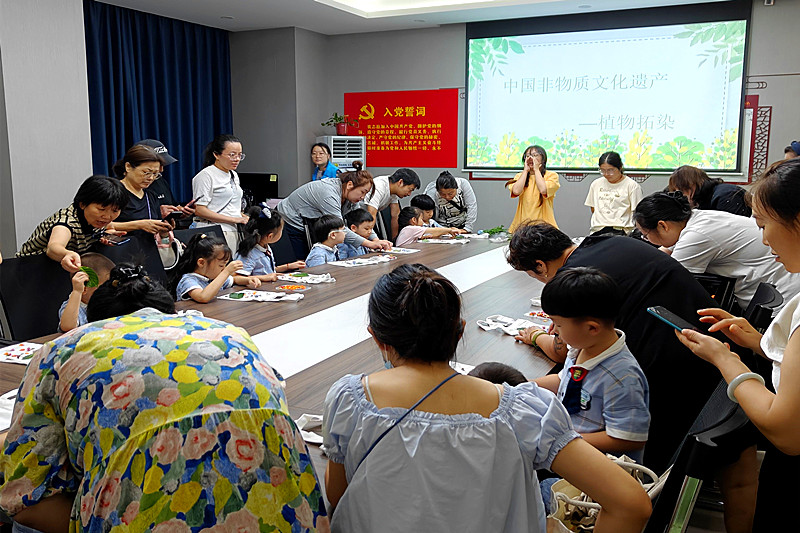 江蘇省南京市棲霞區邁皋橋街道春曉園社區關工委舉辦“植物藝術課”(1).jpg
