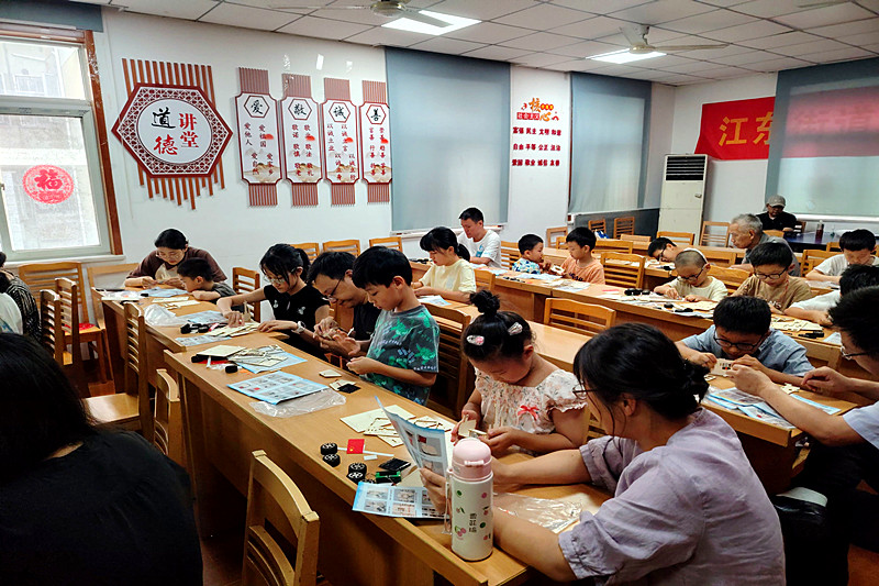 江蘇省南京市鼓樓區江東街道銀城花園社區開展“火星探秘”主題青少年科技活動(3).jpg